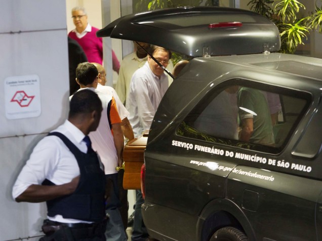 Caixão com o corpo de Thomaz Alckmin, filho do governador Geraldo Alckmin, chega ao Hospital Albert Eistein para ser velado, na madrugada desta sexta-feira (3)