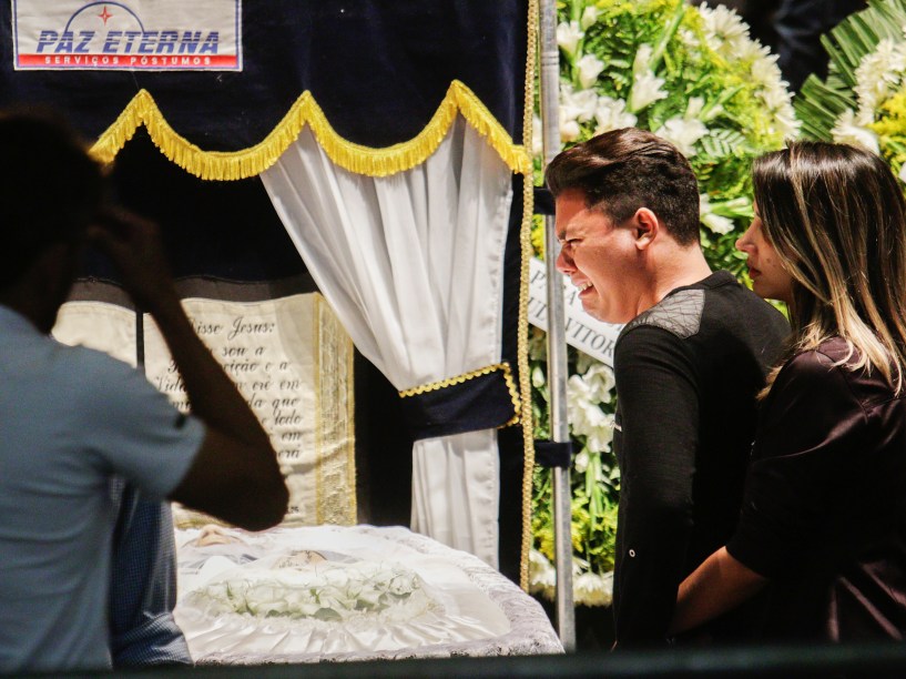 Cristiano Araújo e namorada são enterrados em Goiânia