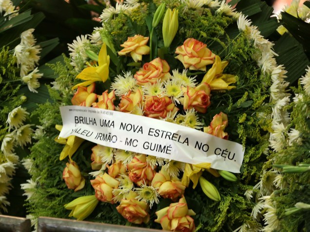Emoção marca enterrado de Allana Moraes, namorada de Cristino Araújo, em  Goiânia