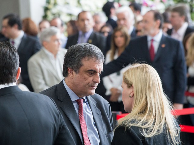 O atual ministro da Justiça, José Eduardo Cardozo, chega para o velório do ex-ministro, Márcio Thomaz Bastos, na Assembléia Legislativa do Estado de São Paulo, nesta quinta-feira (20)