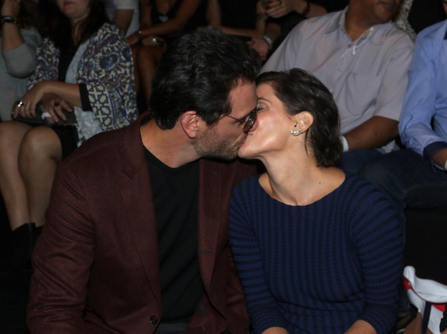 Deborah Secco beija Rodrigo Lombardi durante gravação de cena da novela "Verdades Secretas"