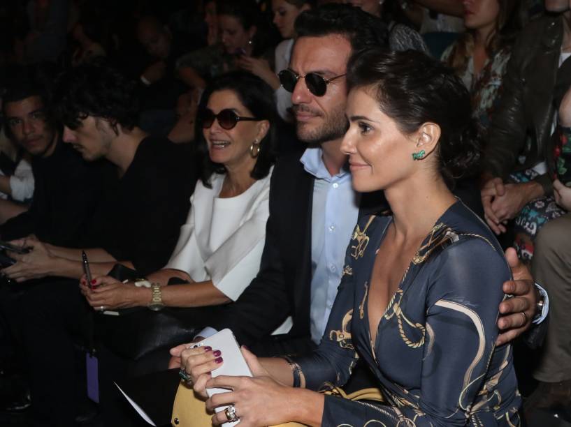 Rodrigo Lombardi e Deborah Secco gravam cenas da novela durante desfile do São Paulo Fashion Week