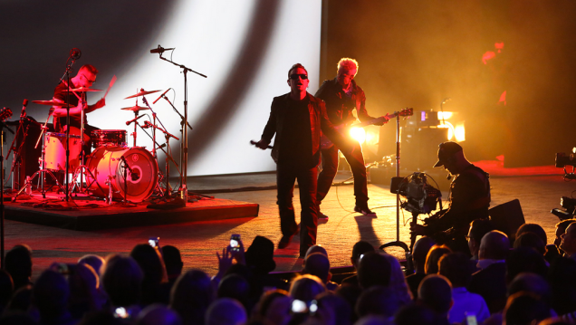 U2 se apresenta no lançamento Apple do iPhone 6 e iWatch na Califórnia, Estados Unidos