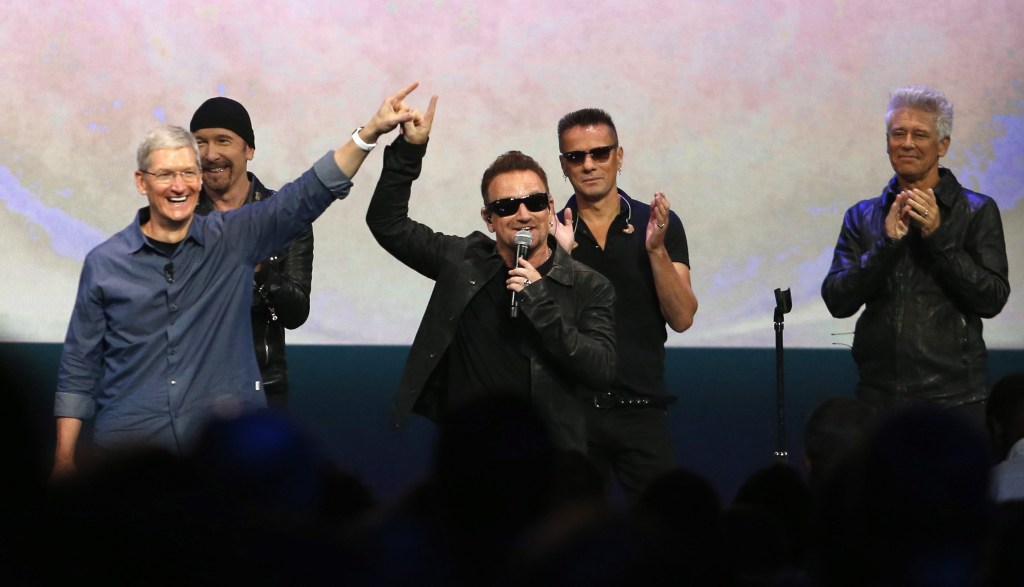 Em dia de lançamentos, Apple traz U2 para apresentação em Cupertino, na Califórnia, Estados Unidos