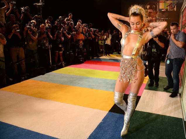 Miley Cyrus desfila seminua pelo tapete no Video Music Awards, da MTV, em Los Angeles, neste domingo (30)