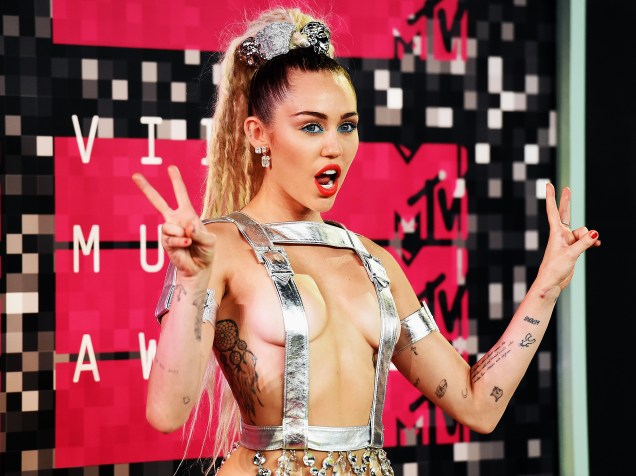 Miley Cyrus apresenta o Video Music Awards, da MTV, em Los Angeles, neste domingo (30)