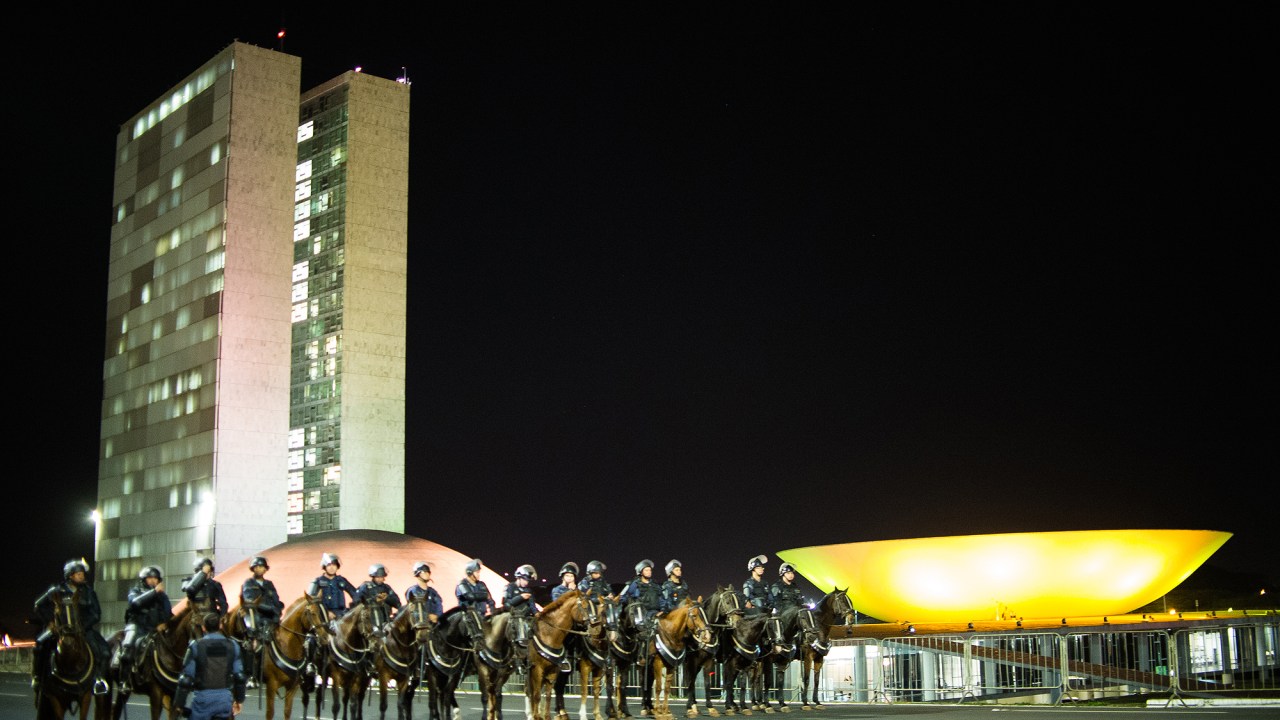 Policiais na Esplanada dos Ministérios , em Brasília (DF), durante sessão no plenário do Senado Federal