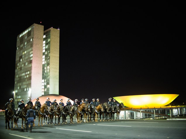 Policiais na Esplanada dos Ministérios , em Brasília (DF), durante sessão no plenário do Senado Federal, para votação do prosseguimento do processo de impeachment da presidente da República, Dilma Rousseff - 11/05/2016