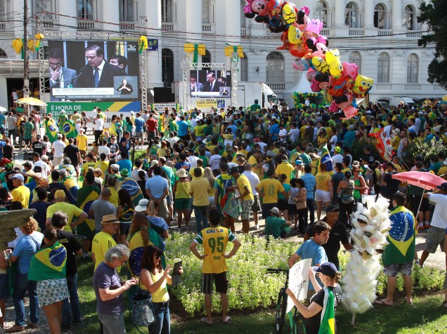 Manifestantes se reúnem em Curitiba para protestar a favor do processo de Impeachment, que é votado hoje na Câmara dos Deputados  - 17/04/2016