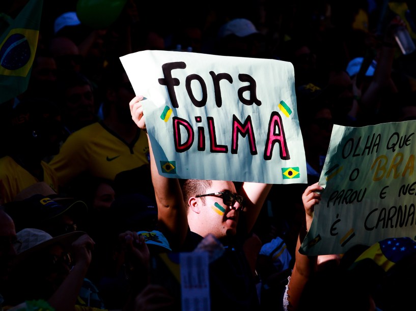 Protestos em Curitiba vão a favor do Impeachment contra a Dilma Rousseff - 17/04/2016