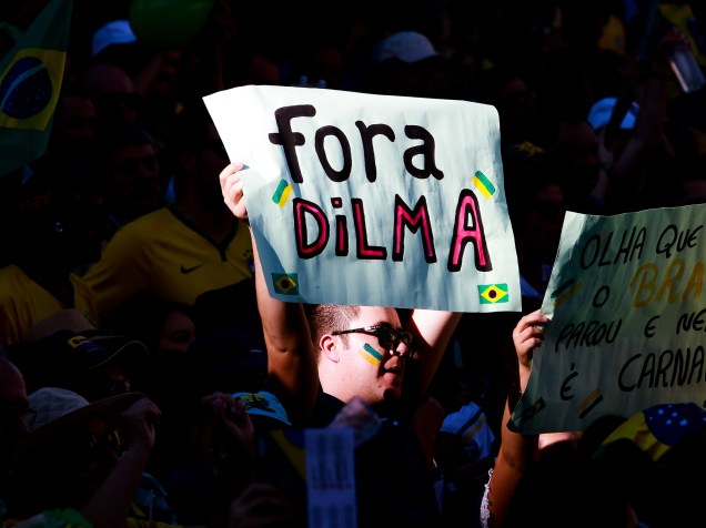 Protestos em Curitiba vão a favor do Impeachment contra a Dilma Rousseff - 17/04/2016