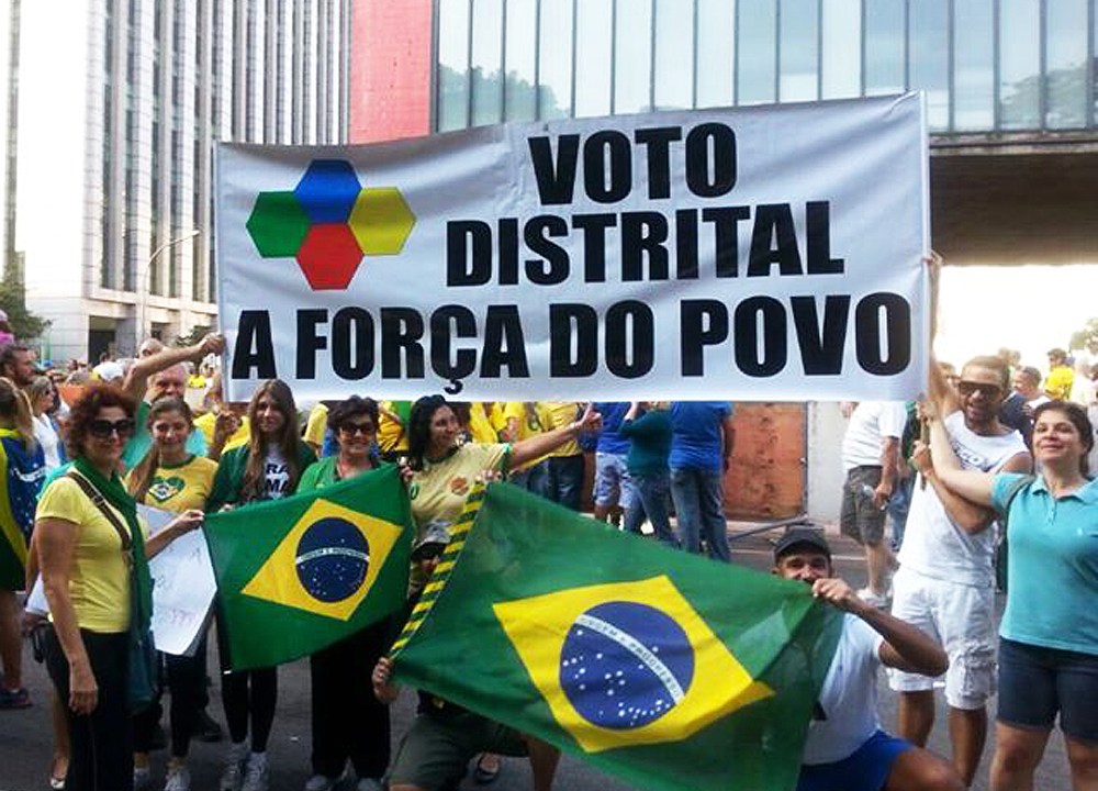Proposta de voto distrital é defendida por manifestantes em protesto contra Dilma