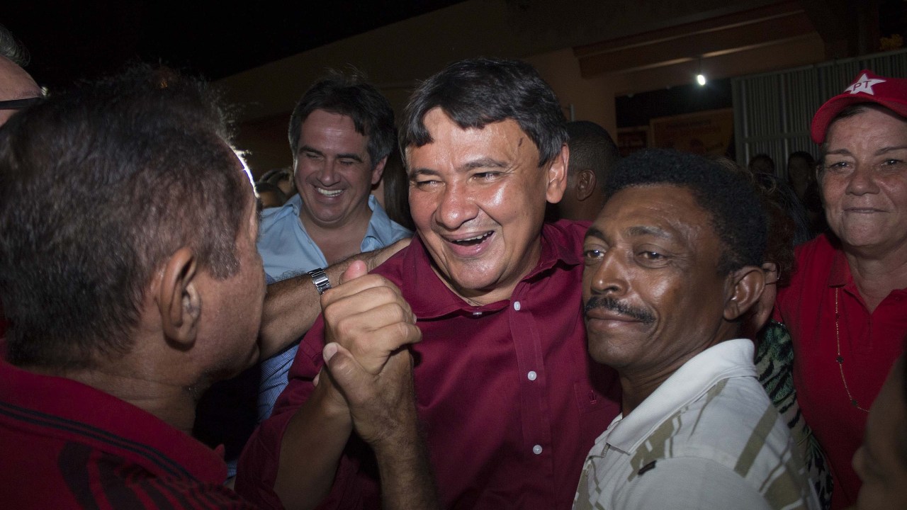 O candidato eleito governador do Piauí, Wellington Dias concede coletiva após a apuração da Eleição 2014, em Teresina