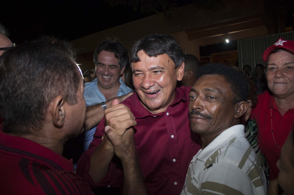 O governador do Piauí, Wellington Dias (PT), comemora a eleição no primeiro turno, segundo o MPE, beneficiado por compra de votos