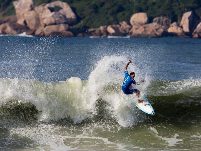 O surfista brasileiro Wiggolly Dantas competindo na terceira fase do Rio Pro 2015