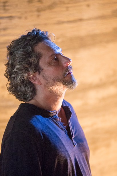 José Alfredo (Alexandre Nero) no garimpo, enquanto vive a sua "morte"
