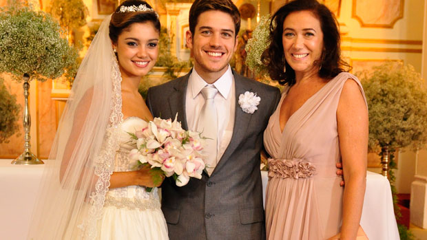 Amália (Sophie Charlotte) e Rafael (Marco Pigossi) recebem a benção de Griselda (Lília Cabral)