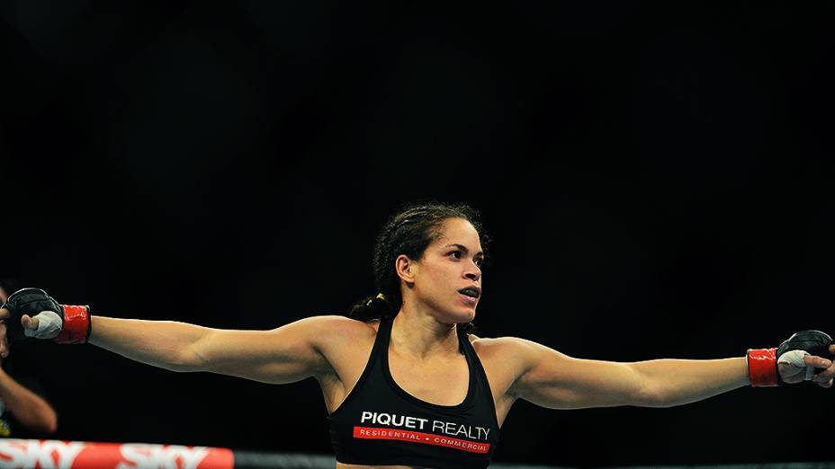 A brasileira Amanda Nunes vence a alemã Sheila Gaff no Ultimate Fighting que volta ao Rio de Janeiro (RJ), para o evento UFC 163, ou simplesmente UFC Rio 4