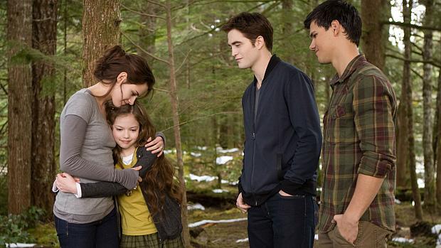 'Amanhecer - Parte 2': Bella abraça a filha, Renesmee, sob os olhares de Edward e Jacob