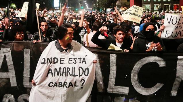 Manifestantes fazem passeata em São Paulo contra desaparecimento de pedreiro Amarildo de Souza