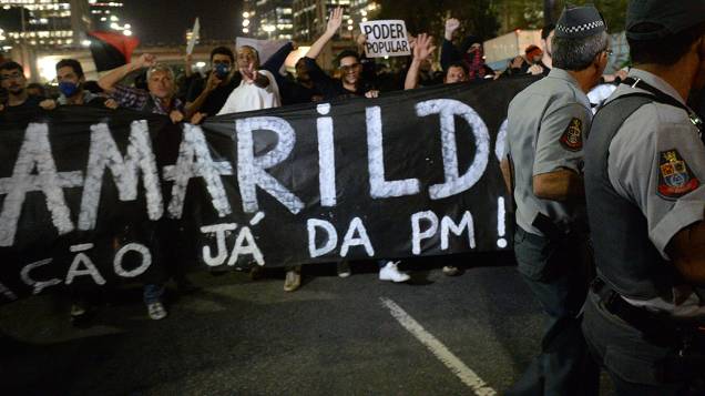 Manifestantes fazem passeata em São Paulo contra desaparecimento de pedreiro Amarildo de Souza
