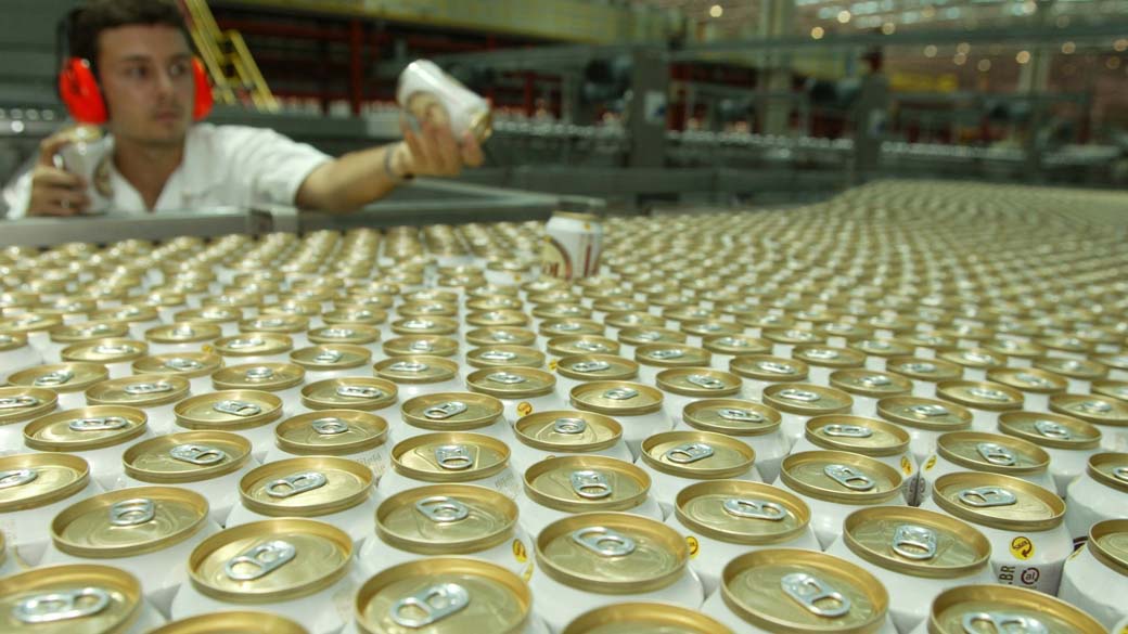 Funcionário trabalha na Fábrica da Ambev, no Rio de Janeiro