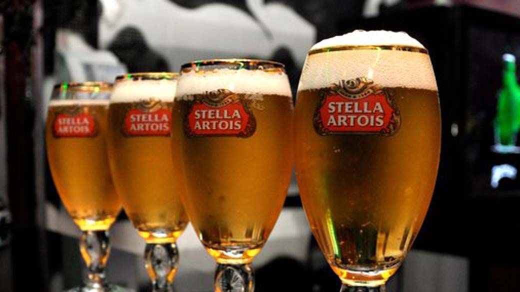 Copos com Stella Artois, cerveja pertencente a Ambev