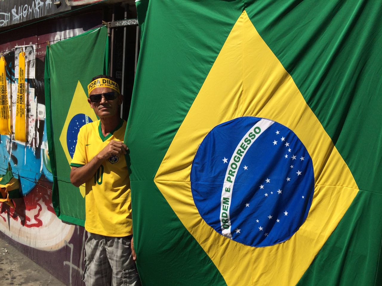 Ambulante com bandeira do Brasil próximo à Avenida Paulista, em São Paulo