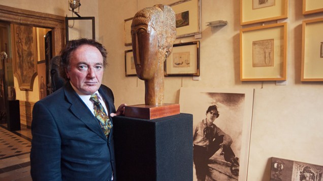 Christian Parisot, biógrafo de Amedeo Modigliani, ao lado de uma das obras do artista