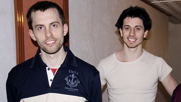 Shane Bauer e Joshua Fattal em hotal de Teerã, antes de serem detidos