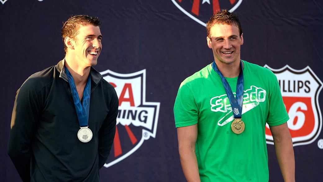 Amigos de longa data, Michael Phelps e Ryan Lochte conversam no pódio, em Irvine