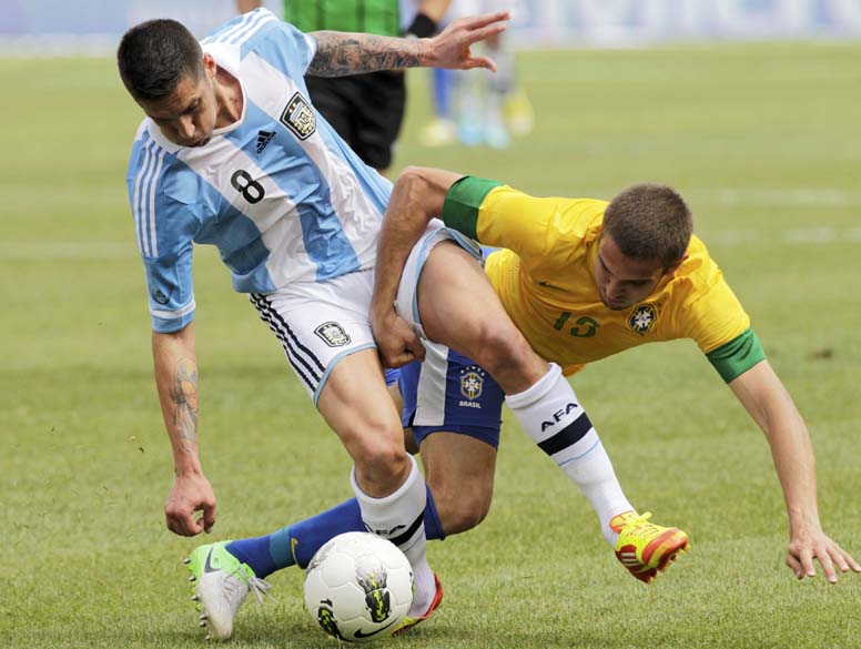 Jose Sosa e Bruno Uvini durante amistoso entre Brasil e Argentina