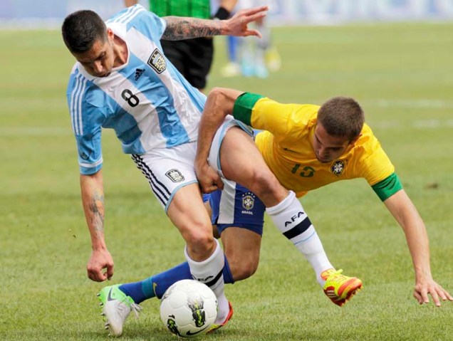 Jose Sosa e Bruno Uvini durante amistoso entre Brasil e Argentina