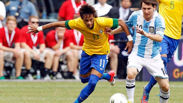 Neymar e Messi durante amistoso entre Brasil e Argentina
