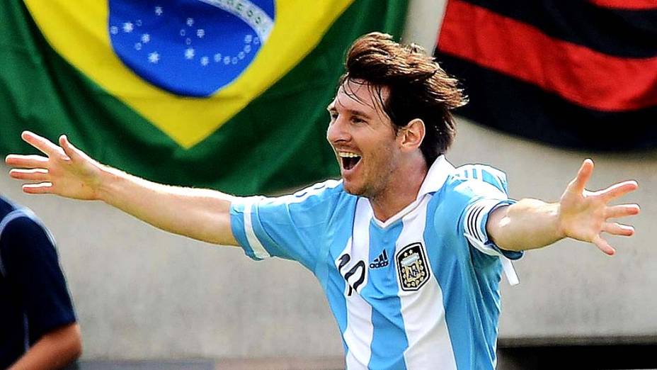 Lionel Messi comemora durante amistoso entre Brasil e Argentina