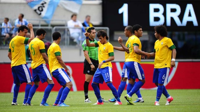 Jogadores comemoram gol durante amistoso entre Brasil e Argentina