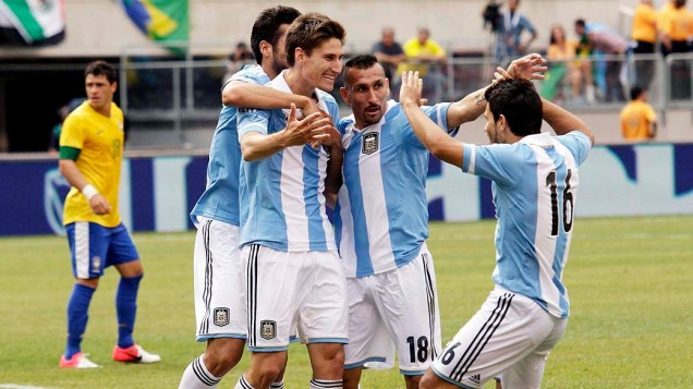 Jogadores comemoram gol durante amistoso entre Brasil e Argentina