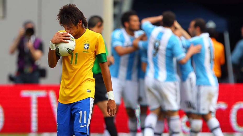Neymar durante comemoração dos jogadores argentinos em amistoso entre Brasil e Argentina