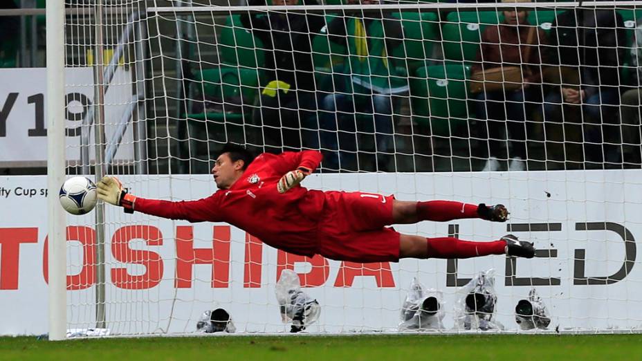 Diego Alves faz defesa em partida contra o Japão disputada em Wroclaw, Polônia