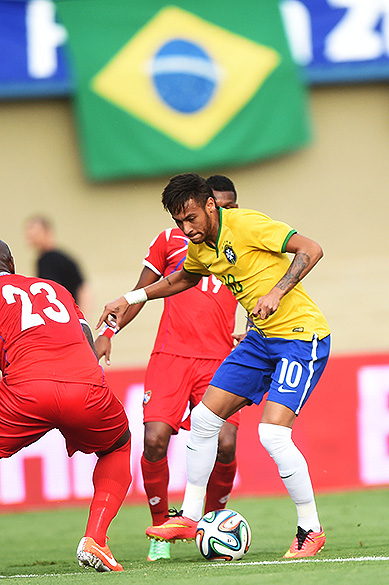 Neymar dribla jogadores do Panamá durante amistoso em Goiânia