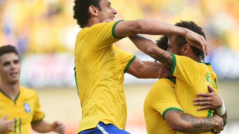 Jogadores do Brasil comemoram gol contra o Panamá, durante amistoso em Goiânia