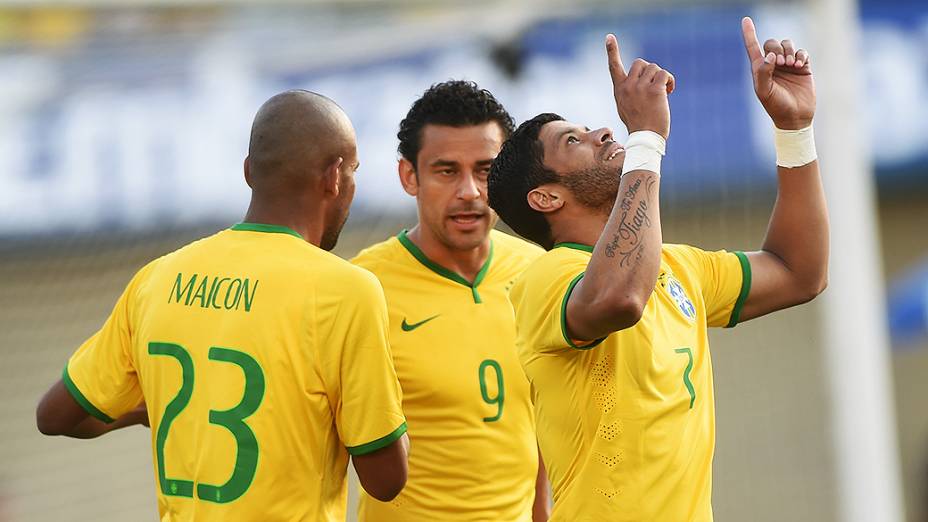 Jogadores do Brasil comemoram gol contra o Panamá, durante amistoso em Goiânia