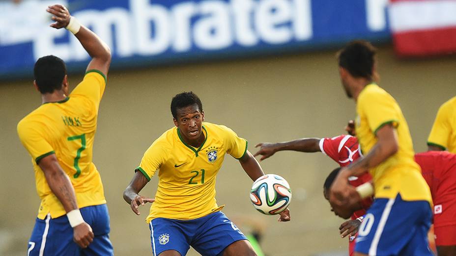 Jogador do Panamá cabeceia a bola para o gol, durante amistoso em Goiânia