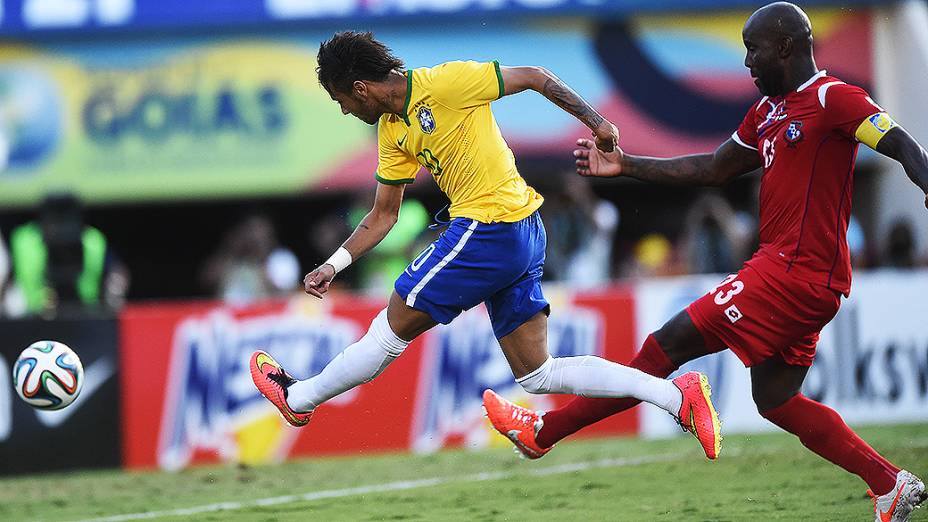 Neymar chuta contra o gol do Panamá, durante amistoso em Goiânia