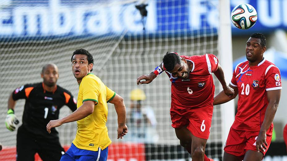 Jogadores do Panamá afastam a bola, durante o amistoso contra o Brasil em Goiânia