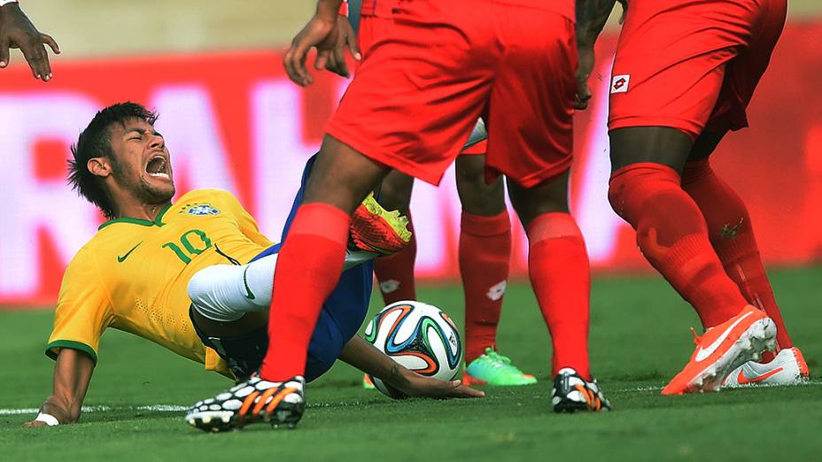 Neymar sofre falta durante amistoso contra o Panamá, em Goiânia