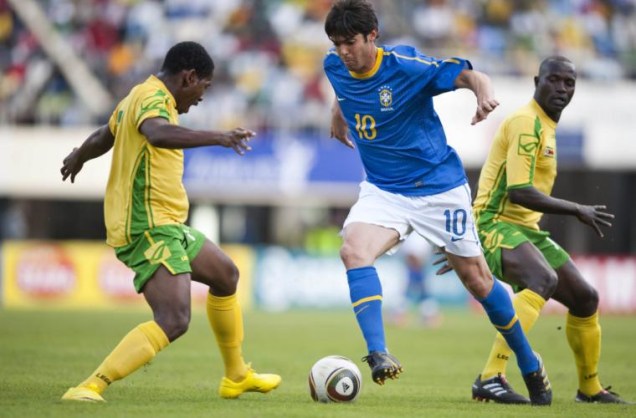 O brasileiro Kaká dribla os africanos Method (esquerda) e Quincy.