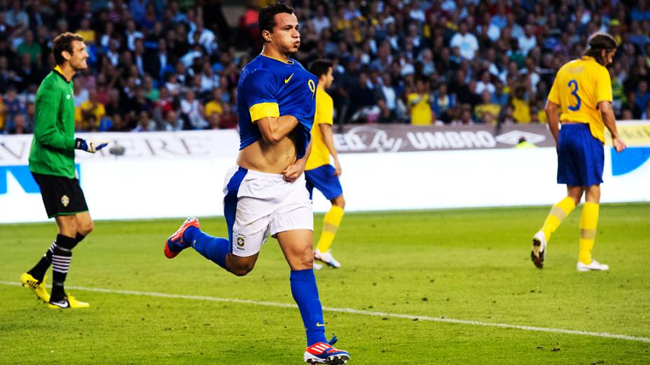 Leandro Damião comemora gol contra a Suécia em amistoso da seleção brasileira no histórico estádio Rasunda em Estocolmo