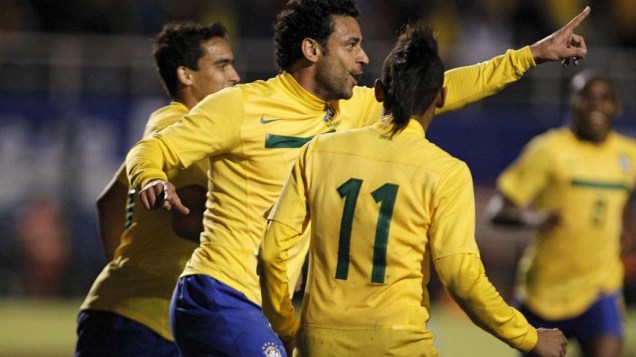Fred comemora seu gol durante partida contra a Romênia no Pacaembu, São Paulo