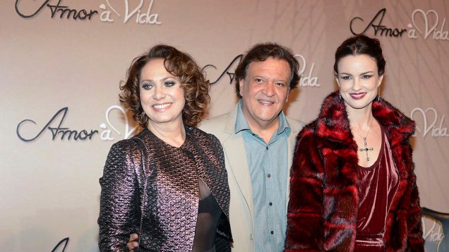 Eliane Giardini (Ordália), Luis Melo (Atílio) e Carolina kasting(Gina) durante festa de lançamento de Amor à Vida em São Paulo